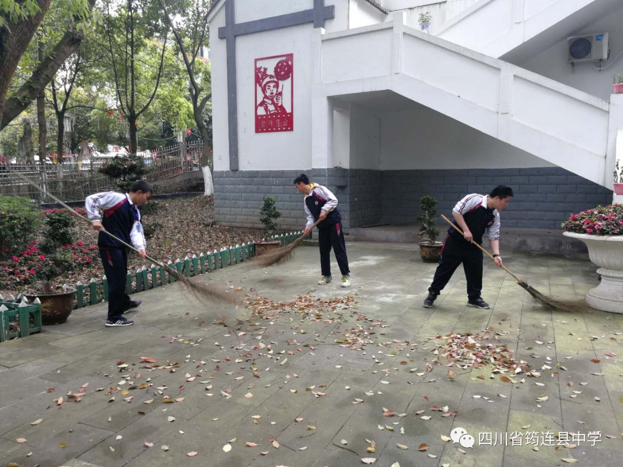 緬懷革命英烈，珍惜美好生活 ——筠連中學(xué)舉行烈士陵園清明掃墓活動(dòng)3.jpg